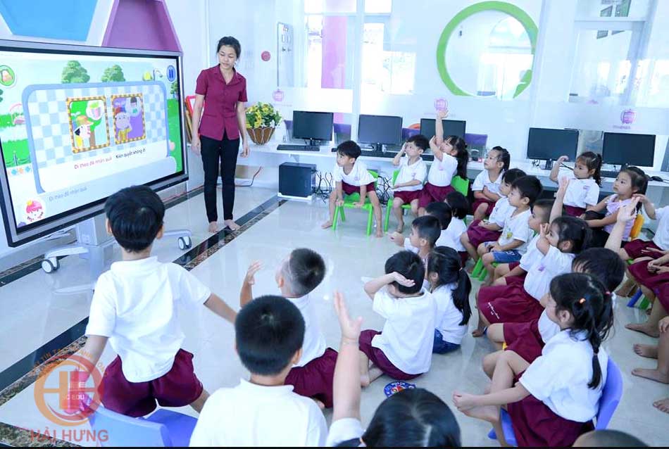 Các bài học trở nên sinh động, lôi cuốn hơn nhờ màn hình tương tác